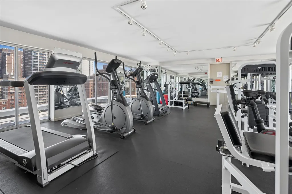 450 West Briar Place Chicago IL 60657