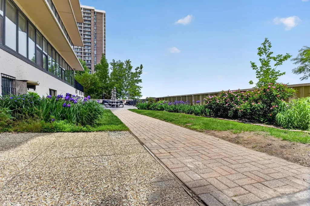 5801 North Sheridan Road Chicago IL 60660