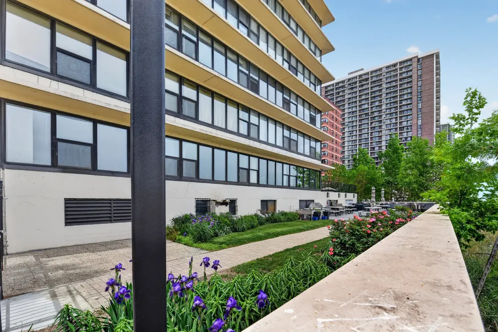 5801 North Sheridan Road Chicago IL 60660