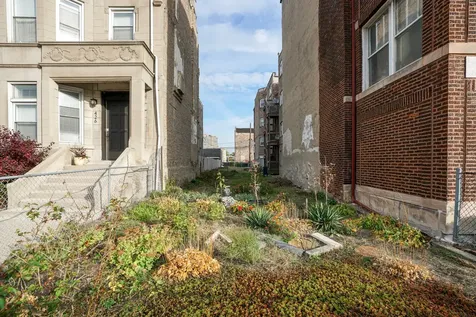 428 East 44th Street Chicago IL 60653