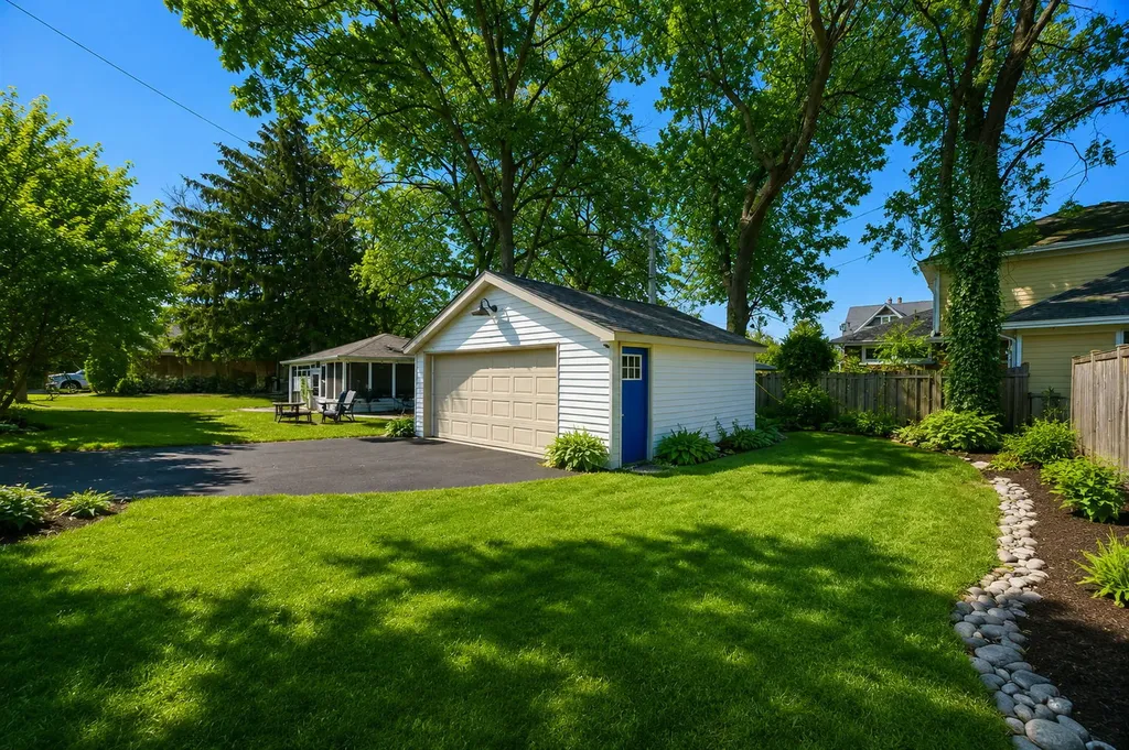 882 Hillside Avenue Glen Ellyn IL 60137