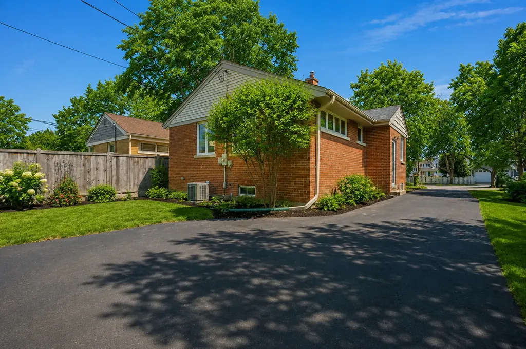 882 Hillside Avenue Glen Ellyn IL 60137