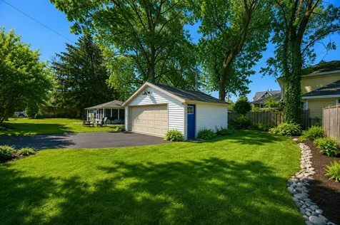 882 Hillside Avenue Glen Ellyn IL 60137