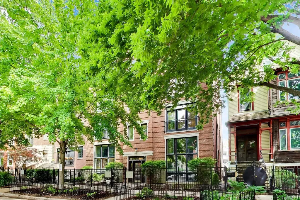 844 West Roscoe Street Chicago IL 60657