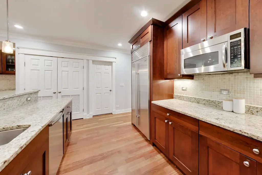 844 West Roscoe Street Chicago IL 60657