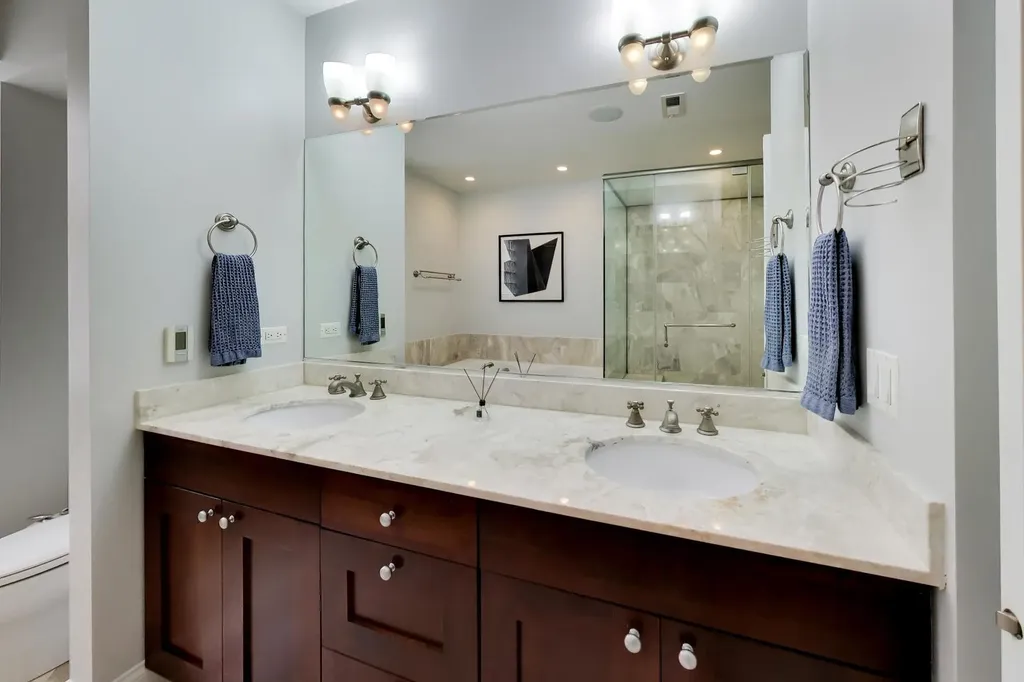 844 West Roscoe Street Chicago IL 60657
