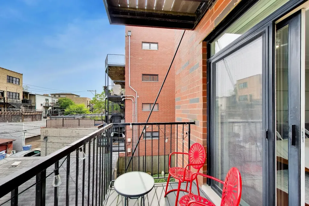 844 West Roscoe Street Chicago IL 60657