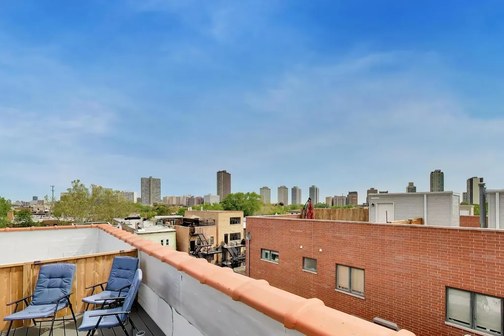 844 West Roscoe Street Chicago IL 60657
