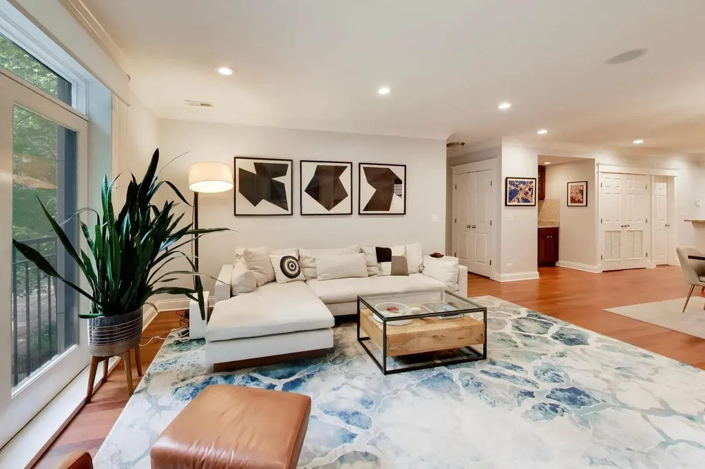 844 West Roscoe Street Chicago IL 60657