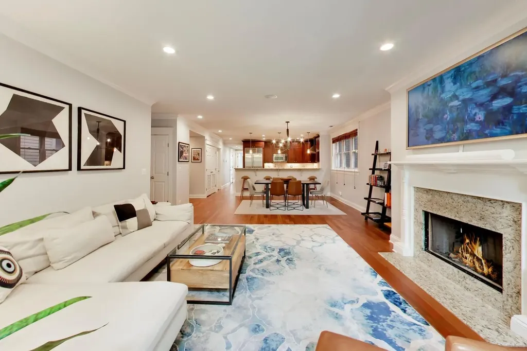 844 West Roscoe Street Chicago IL 60657