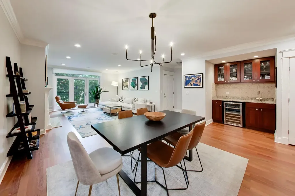 844 West Roscoe Street Chicago IL 60657
