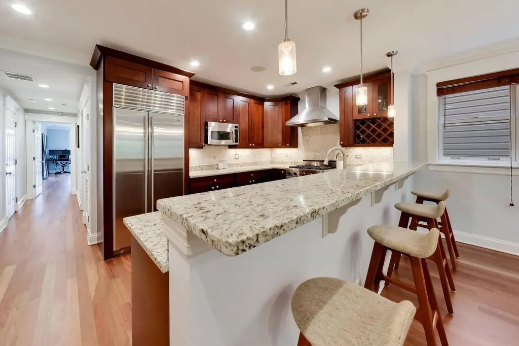 844 West Roscoe Street Chicago IL 60657