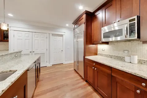 844 West Roscoe Street Chicago IL 60657