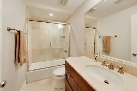 844 West Roscoe Street Chicago IL 60657