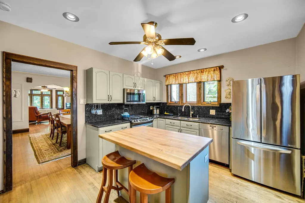 9553 South Hamilton Avenue Chicago IL 60643