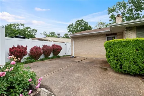 536 Farthing Lane Des Plaines IL 60016