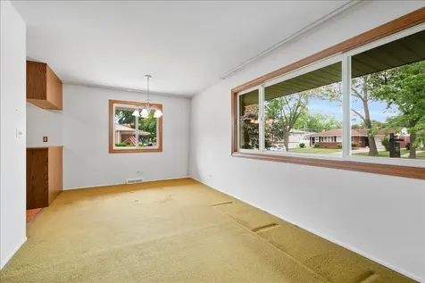 536 Farthing Lane Des Plaines IL 60016