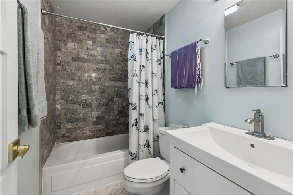 1800 West Roscoe Street Chicago IL 60657
