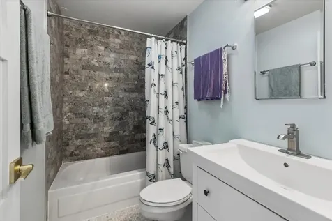 1800 West Roscoe Street Chicago IL 60657