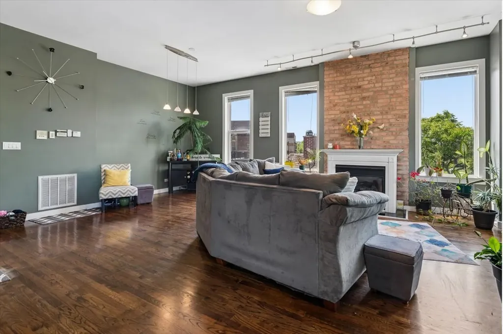 6417 South Minerva Avenue Chicago IL 60637