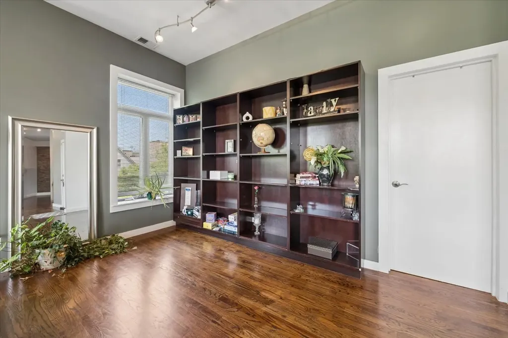 6417 South Minerva Avenue Chicago IL 60637