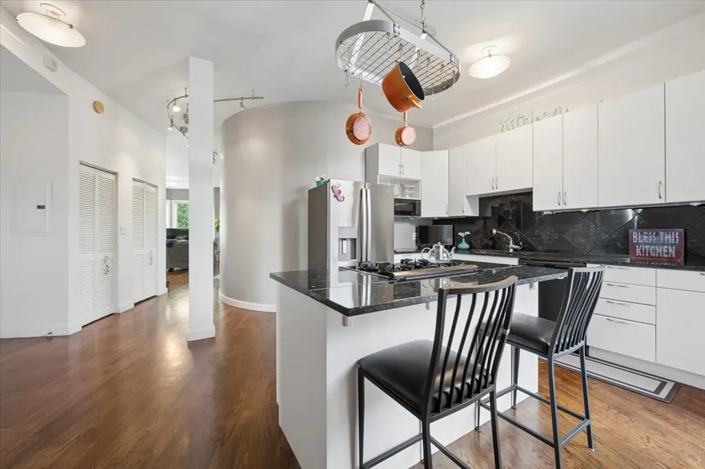 6417 South Minerva Avenue Chicago IL 60637