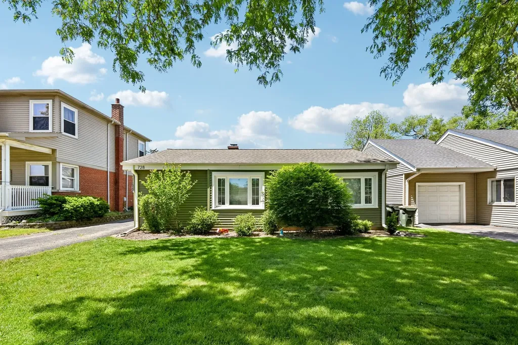 728 North Kennicott Avenue Arlington Heights IL 60004