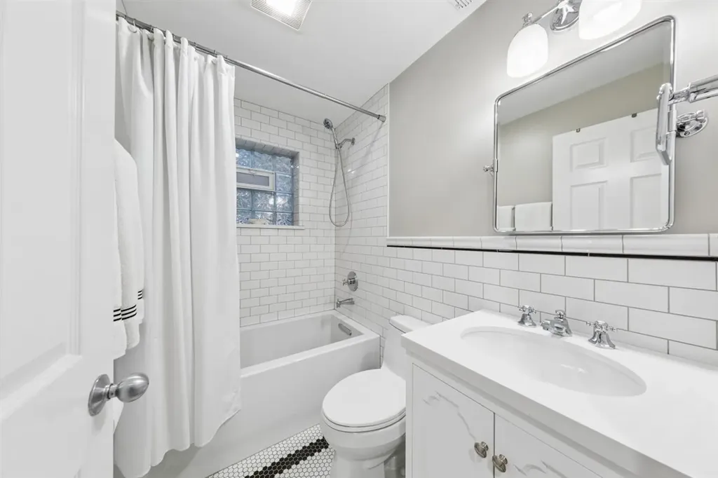 2555 North Southport Avenue Chicago IL 60614