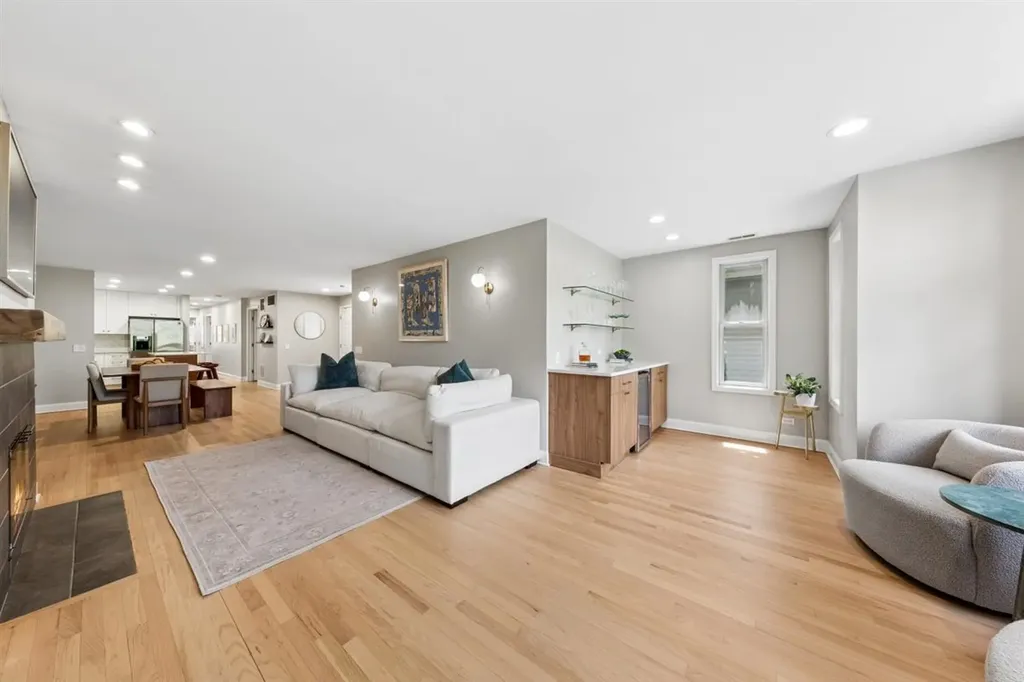 2555 North Southport Avenue Chicago IL 60614