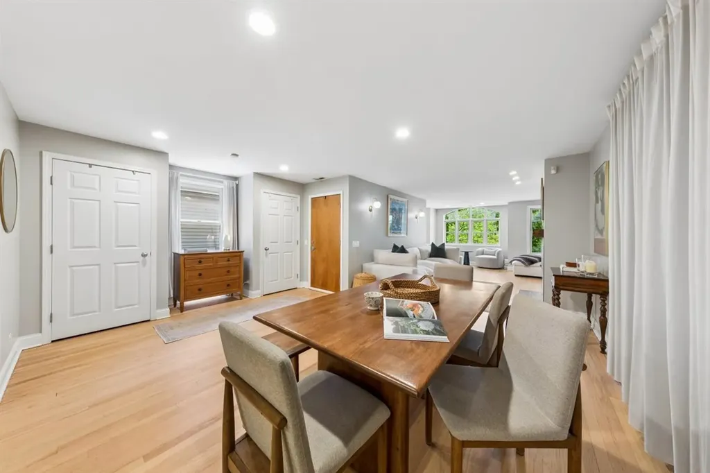 2555 North Southport Avenue Chicago IL 60614