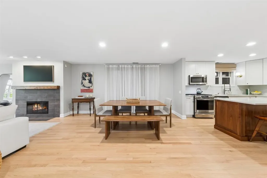 2555 North Southport Avenue Chicago IL 60614