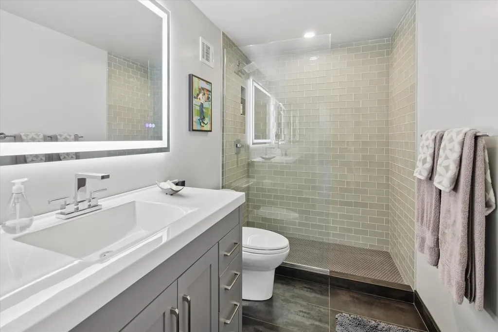 339 West Barry Avenue Chicago IL 60657
