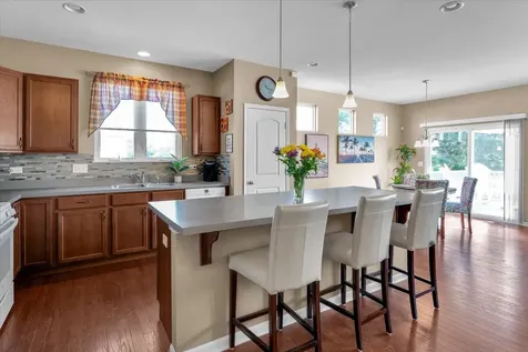692 Canton Court Oswego IL 60543