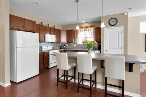 692 Canton Court Oswego IL 60543