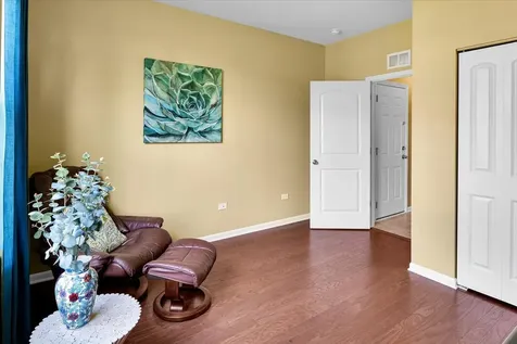 692 Canton Court Oswego IL 60543