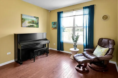 692 Canton Court Oswego IL 60543