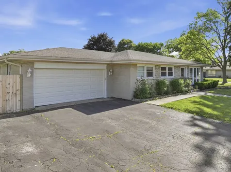 2001 Plainfield Drive Des Plaines IL 60018