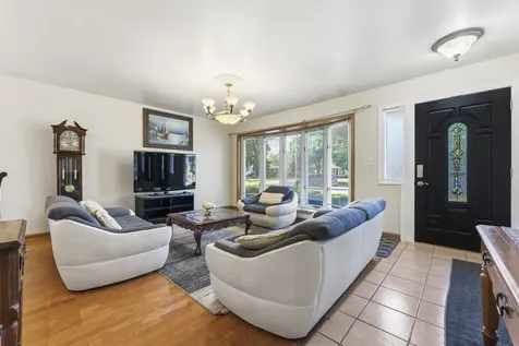 2001 Plainfield Drive Des Plaines IL 60018