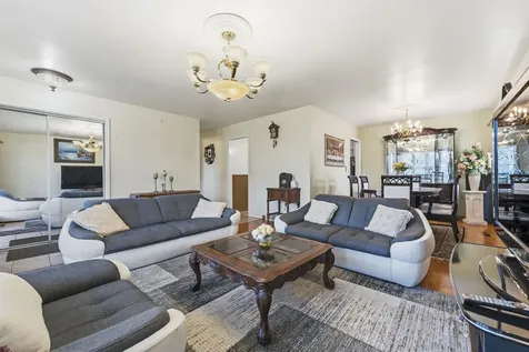 2001 Plainfield Drive Des Plaines IL 60018