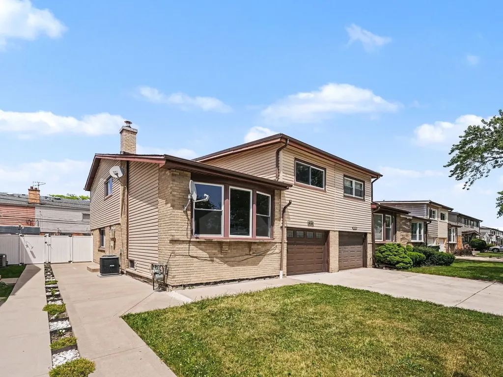9120 Hollyberry Avenue Des Plaines IL 60016
