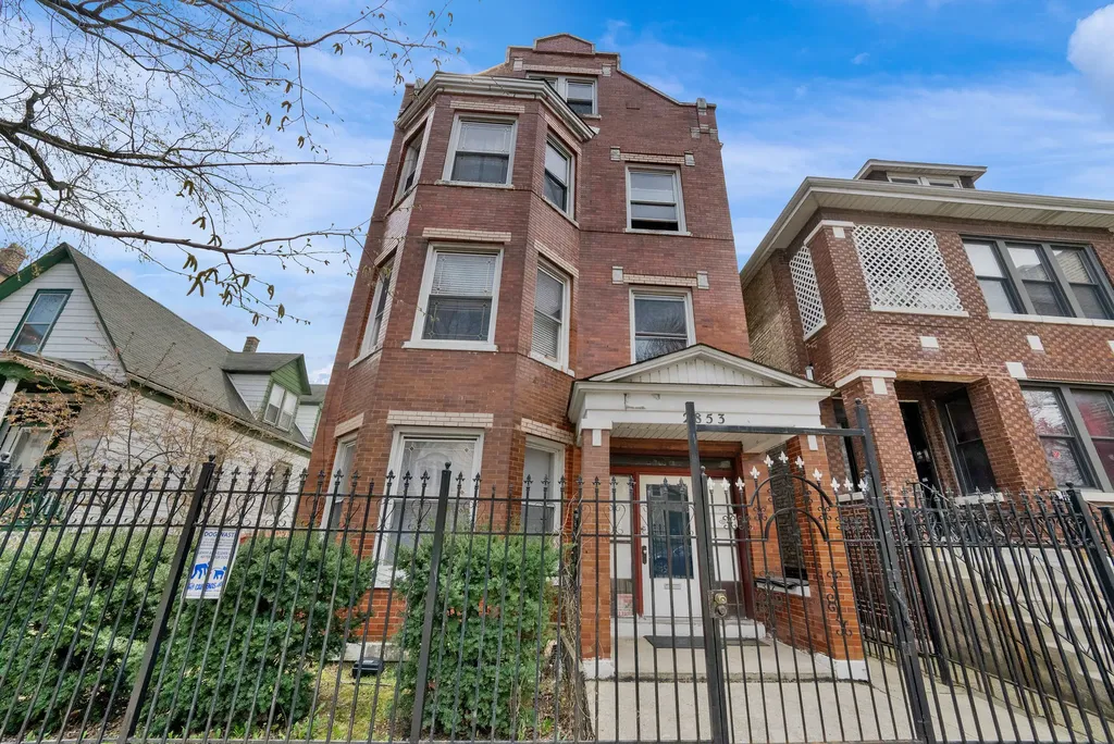 2853 West 40th Street Chicago IL 60632