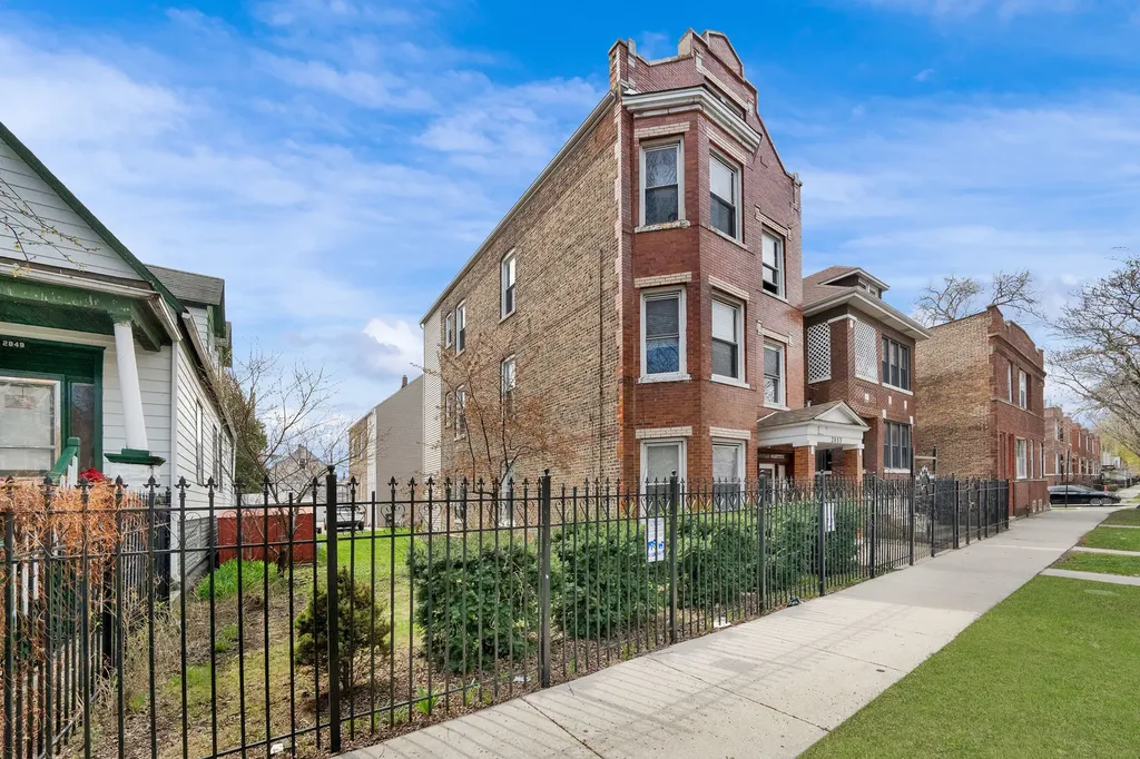 2853 West 40th Street Chicago IL 60632