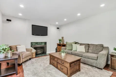827 Hartford Drive Gurnee IL 60031