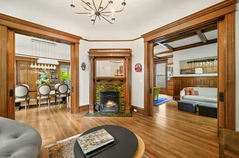 819 West Junior Terrace Chicago IL 60613