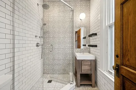 819 West Junior Terrace Chicago IL 60613