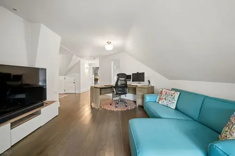 819 West Junior Terrace Chicago IL 60613