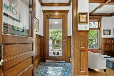 819 West Junior Terrace Chicago IL 60613