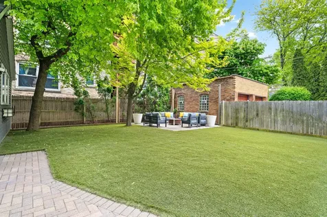 819 West Junior Terrace Chicago IL 60613