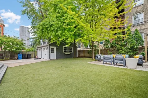 819 West Junior Terrace Chicago IL 60613