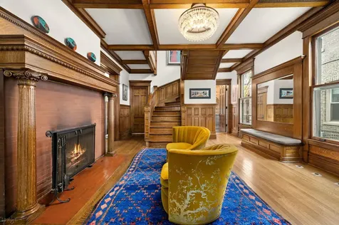 819 West Junior Terrace Chicago IL 60613